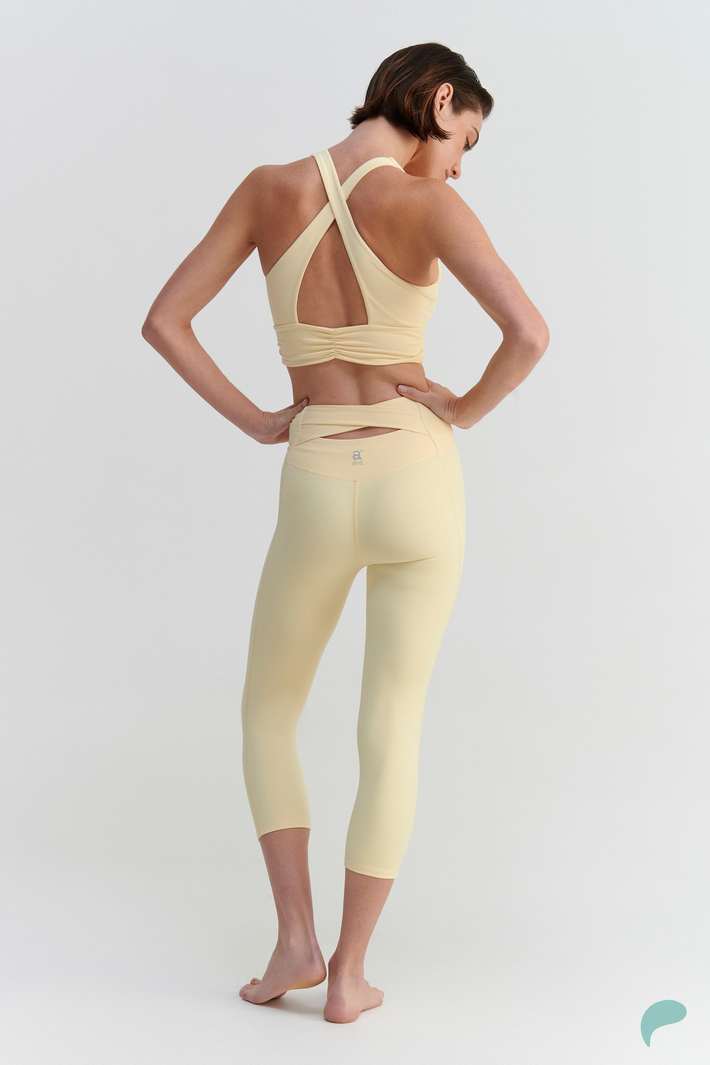 a-feel Capri leggings with a back cutout - Yellow