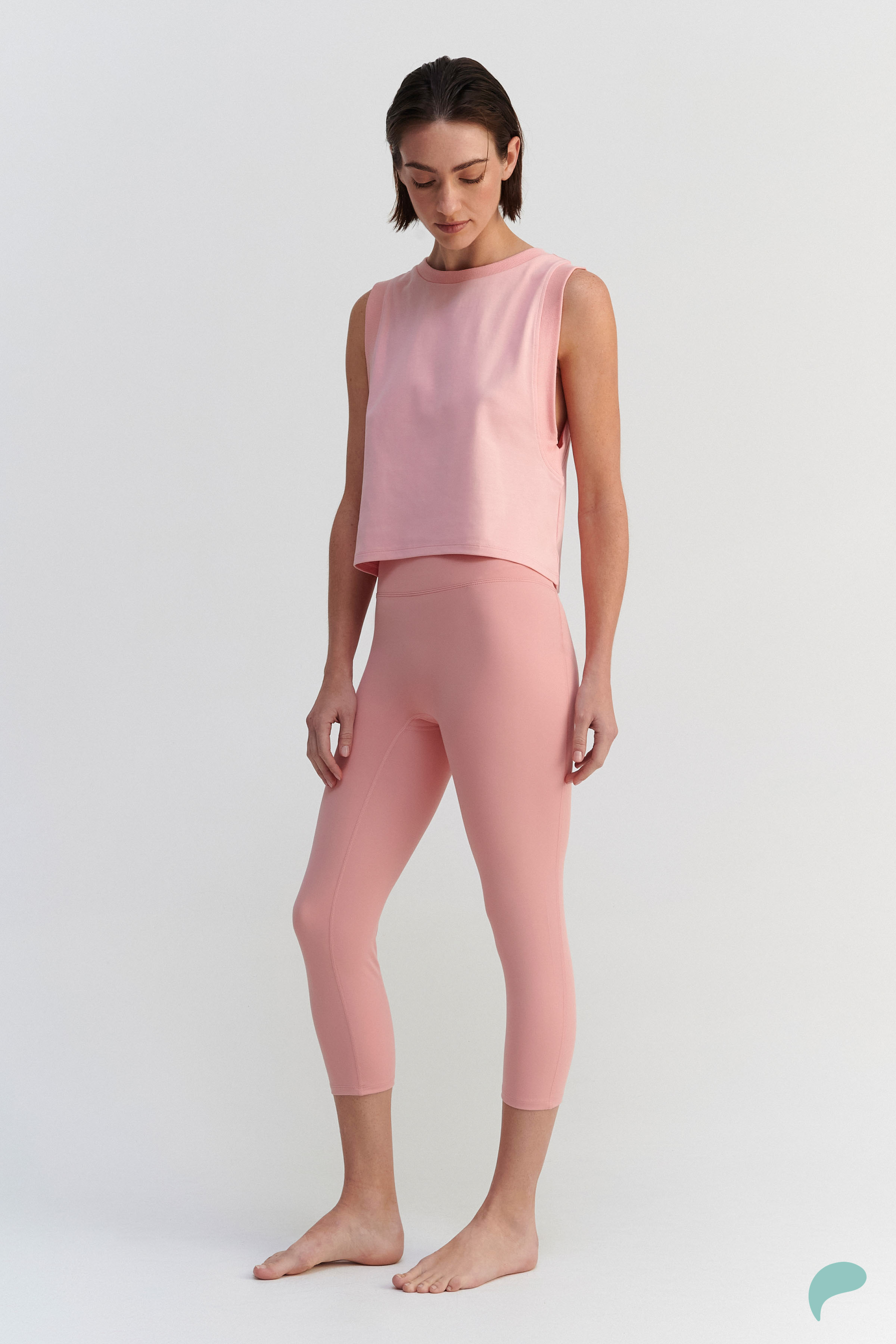 a-feel Capri leggings with a back cutout - Pink