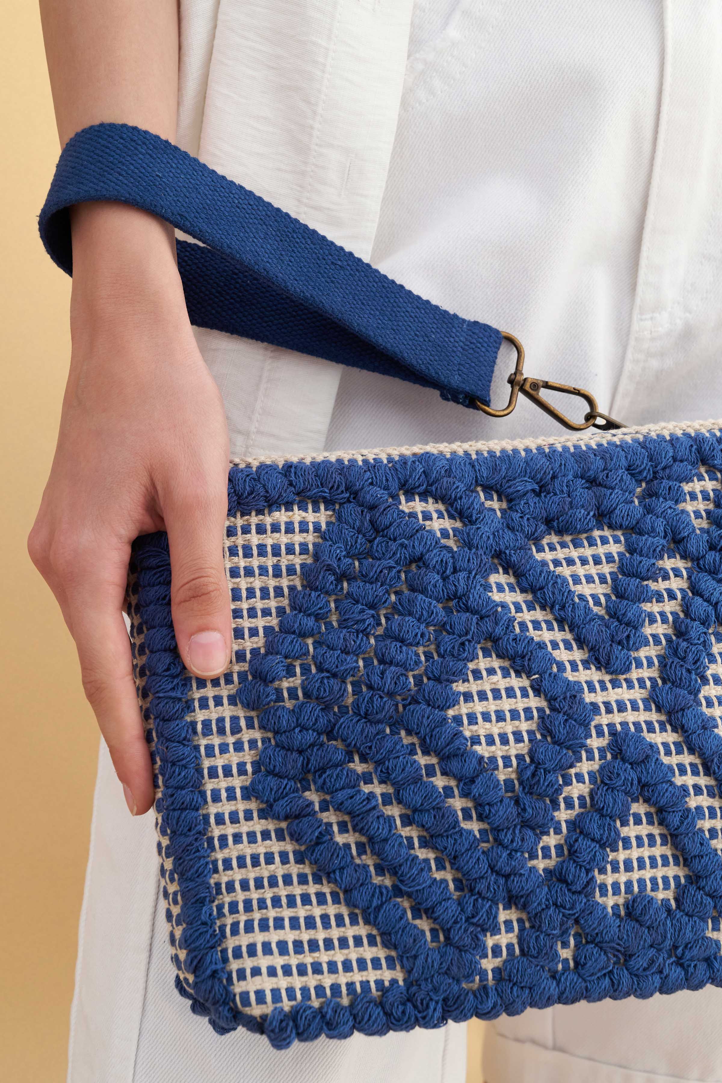 Woven geometric clutch bag - Blue
