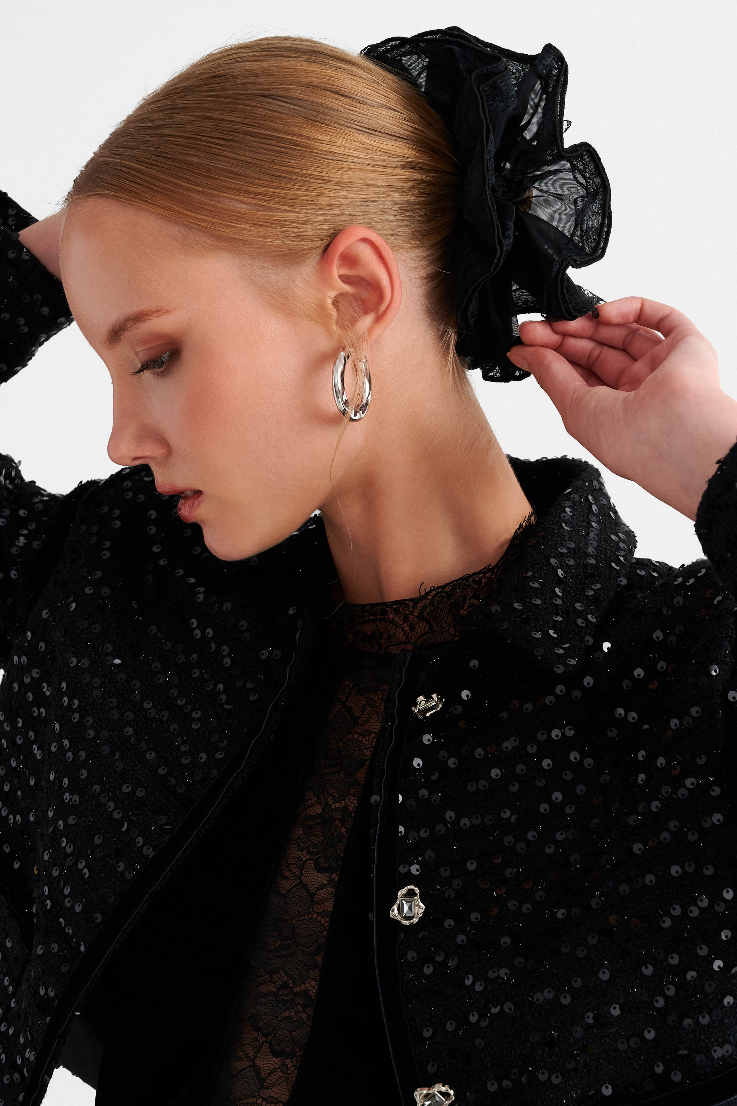 Hair scrunchie with lace details - Black