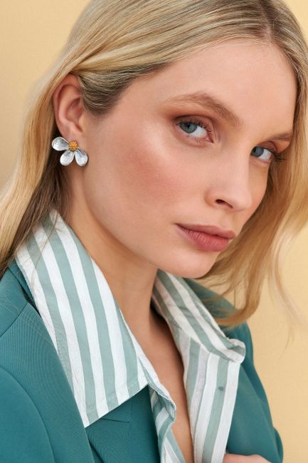 Flower-shaped earrings - Metallic
