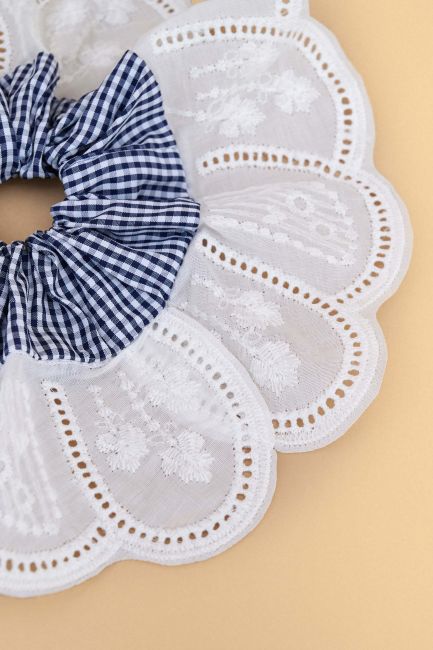 Hair scrunchie with lace - White
