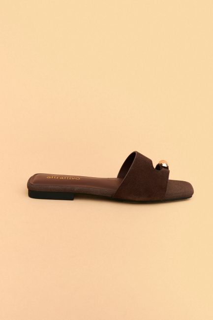 Flat suede sandals with toe ring - Brown