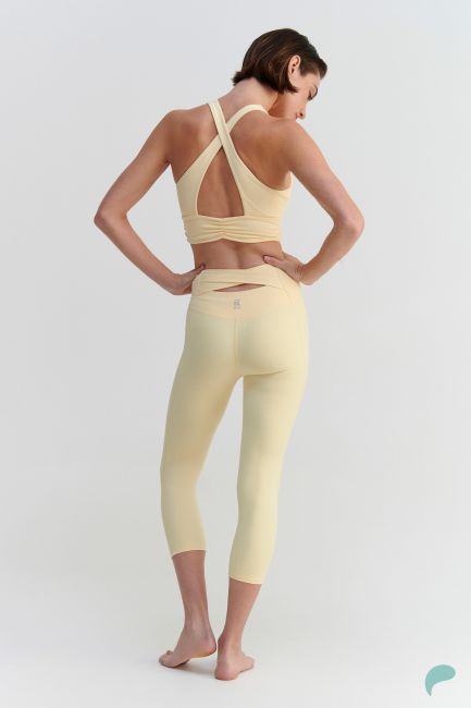 a-feel Capri leggings with a back cutout - Yellow