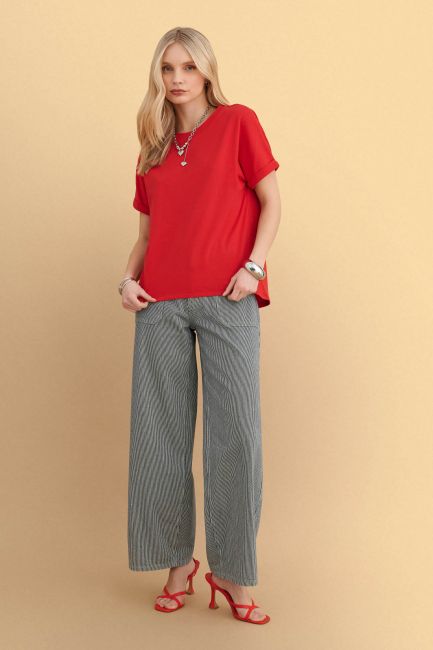Short-sleeved top with necklace detail - Red