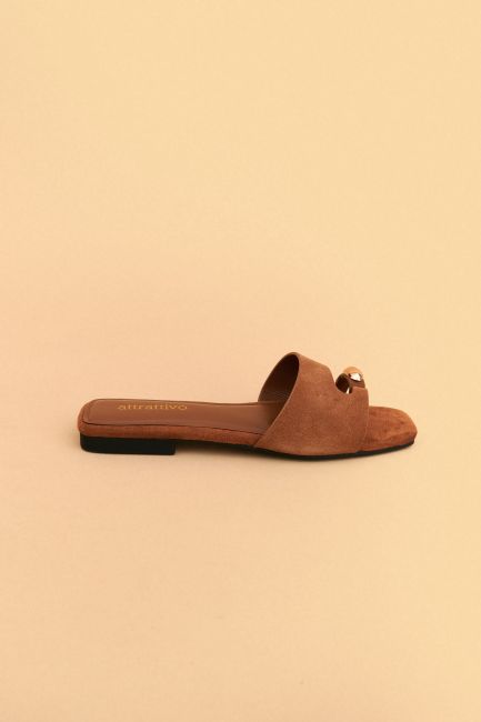 Flat suede sandals with toe ring - Brown
