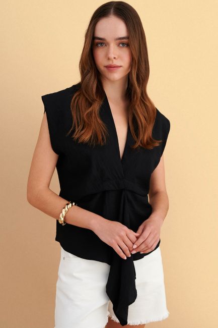 Asymmetric top with unique design - Black