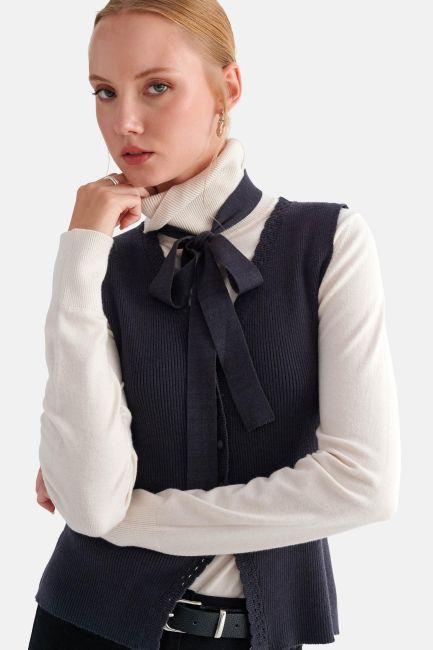 Sleeveless knitted top with a matching scarf - Grey