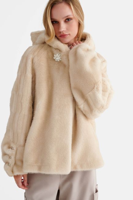 Short faux fur jacket with decorative brooch - White