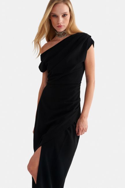 Off-shoulder maxi dress with cut-out - Black