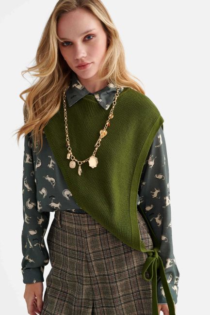 Asymmetrical knitted poncho - Green