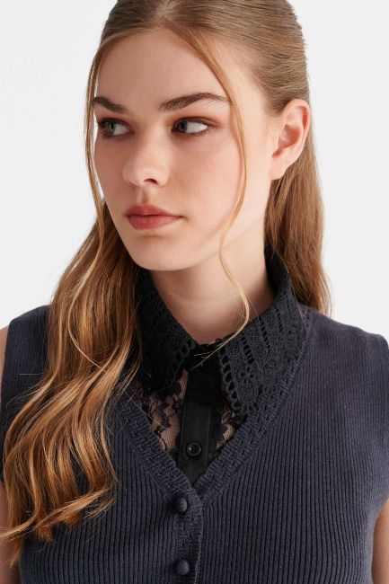 Collar with lace detailing - Black