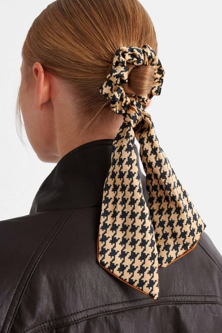 Scrunchie μαλλιών με μοτίβο πιε-ντε-πουλ - Καφέ