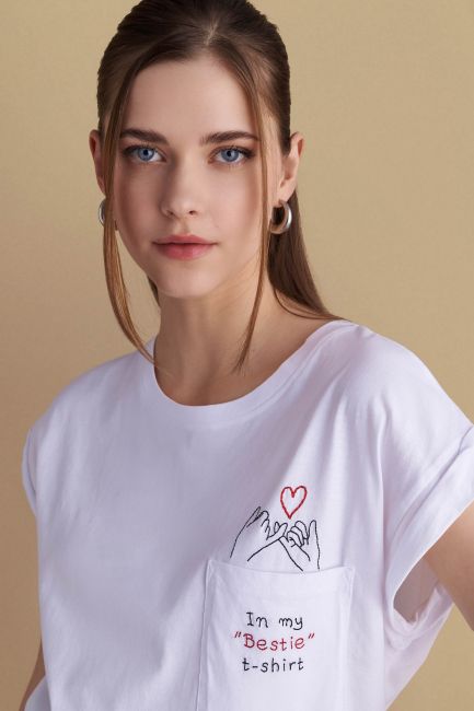 T-shirt με κεντημένο σχέδιο - White